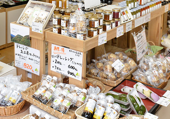 諸塚村の物産館「もろっこはうす」で、特産品のお買い物。